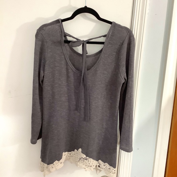 C TOP SIZE SMALL GREY EMBROIDERED LACE HEM  KEYHOLE WITH BOW ON BACK - Picture 1 of 9